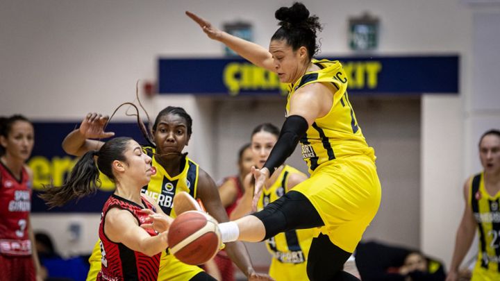 El Girona sucumbe al físico del Fenerbahçe y cede el liderato