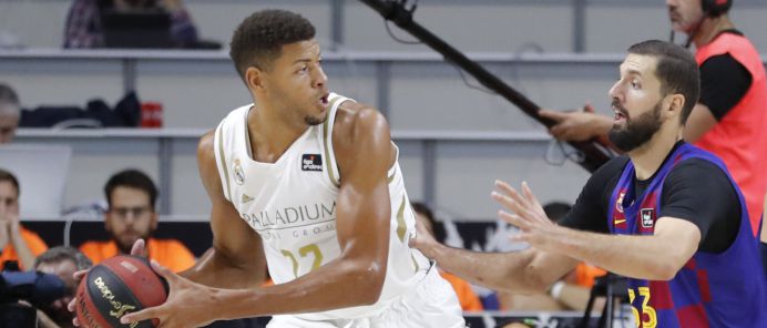 Edy Tavares, defendido por Mirotic, en uno de los Clásicos que ha enfrentado a ambos.