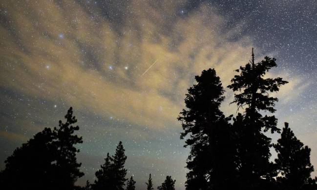 foto de cielo estrellado con lluvia de estrellas