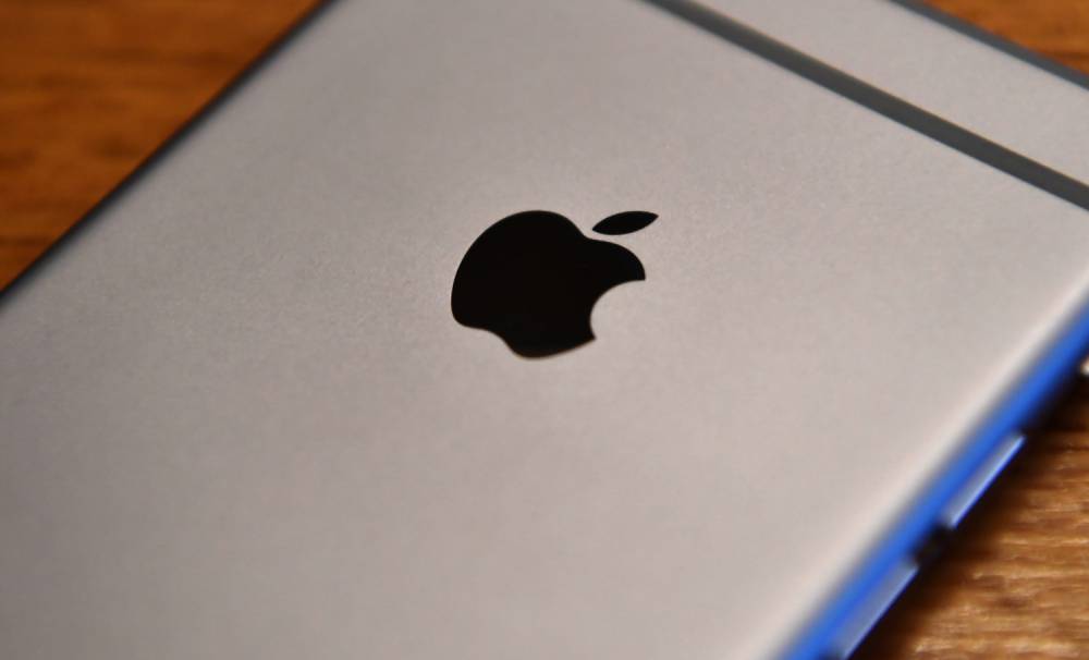 Logo de Apple en carcasa de iPhone