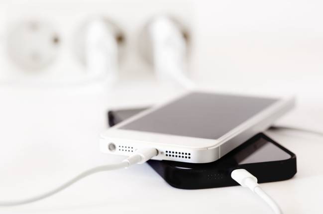 Dos iPhone cargándose con el cable Lightning