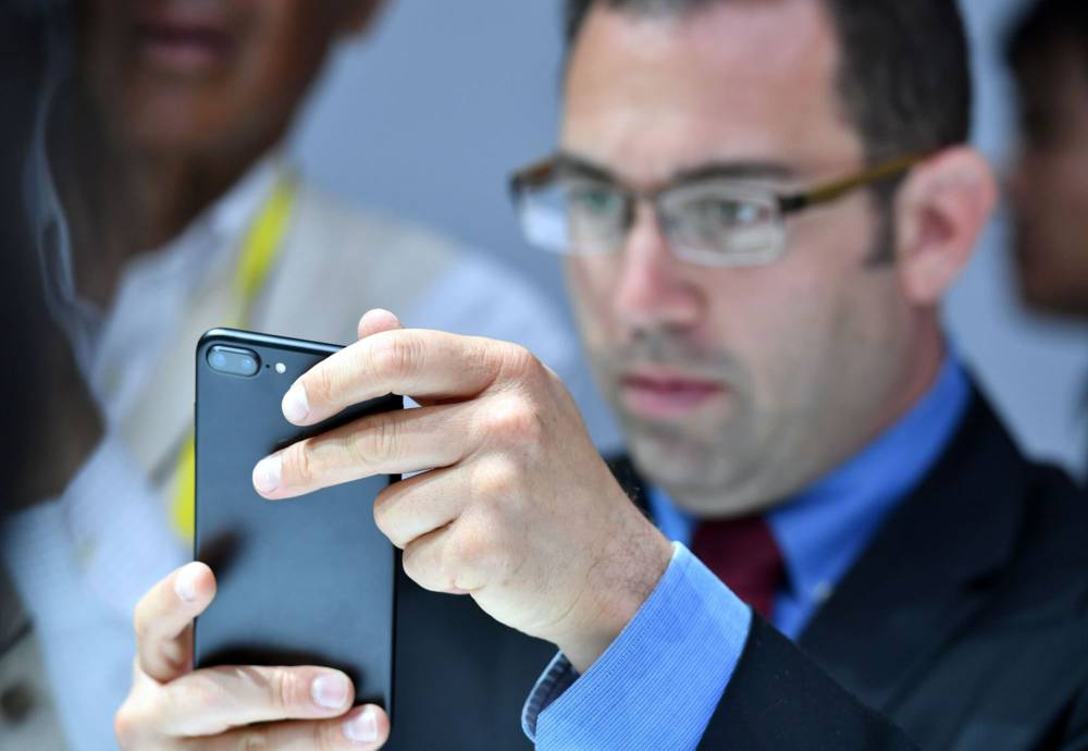 Los iPhone siguen perdiendo cobertura si los coge un zurdo