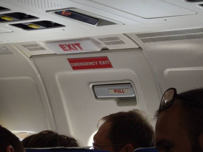 Salida de emergencia de un avión