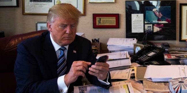 ¿Se acostumbrará el presidente Trump a su nuevo móvil?