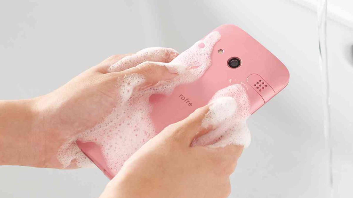 Kyocera Rafre, el móvil japonés lavable que resiste agua hirviendo y jabón
