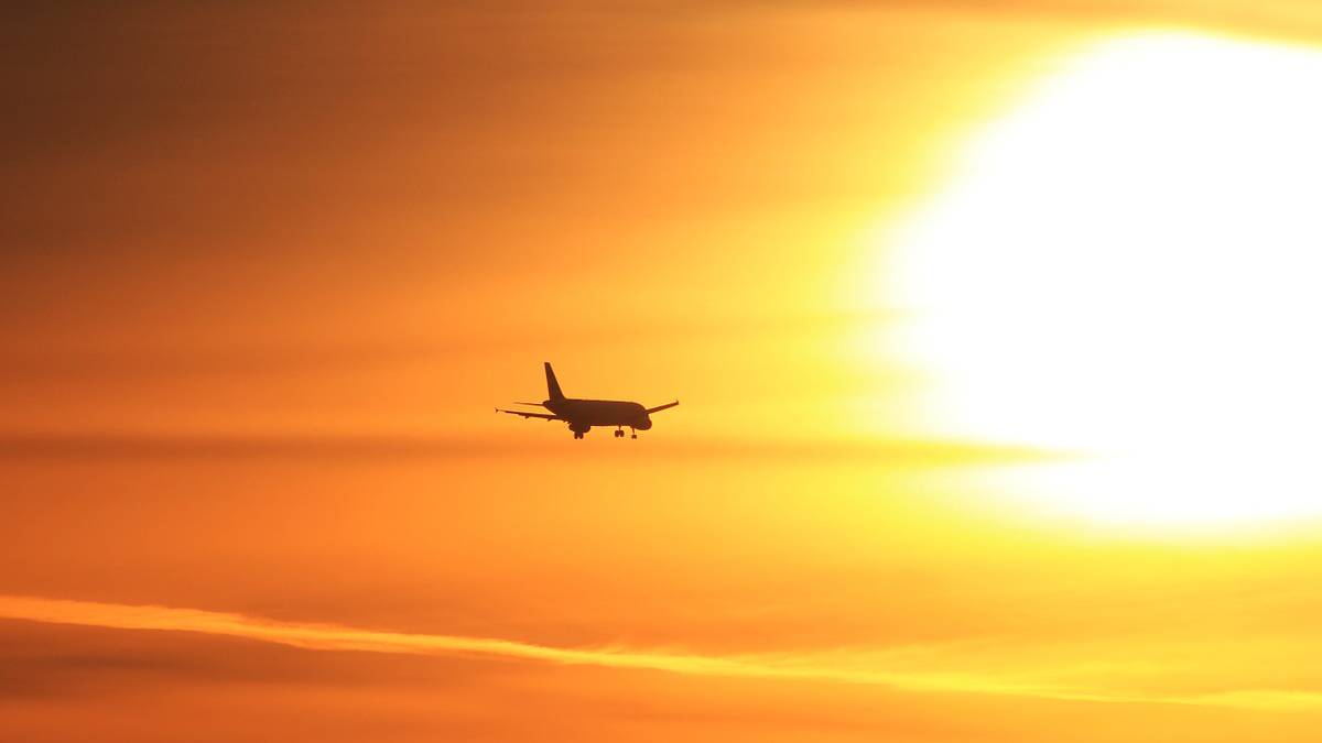 avion atardecer