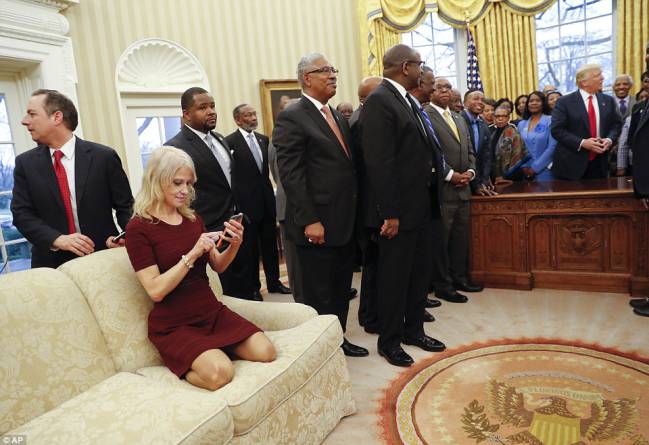 La enésima falta de respeto de Conway y la administración Trump en una reunión con los más destacados representantes afroamericanos de EEUU que se ha ganado la crítica de toda la prensa.