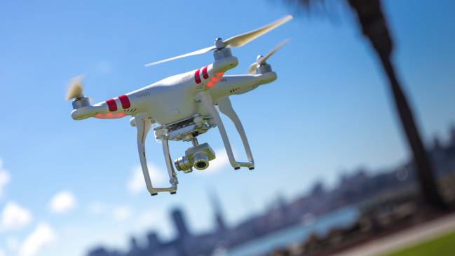 Un dron con cámara de vídeo