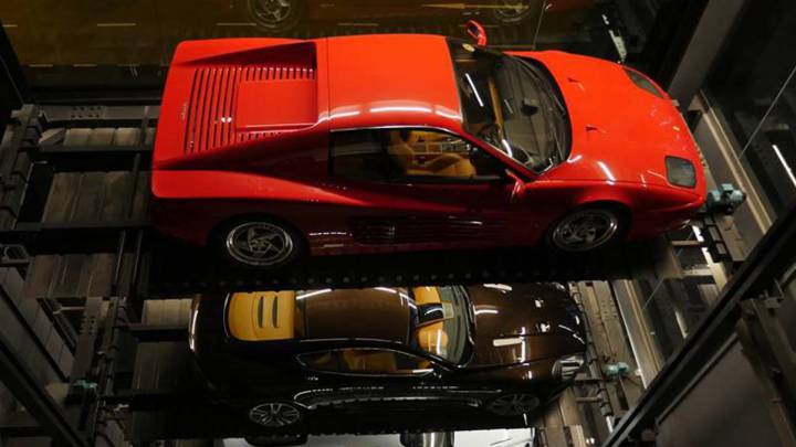 Esta máquina expendedora gigante vende Ferraris de segunda mano