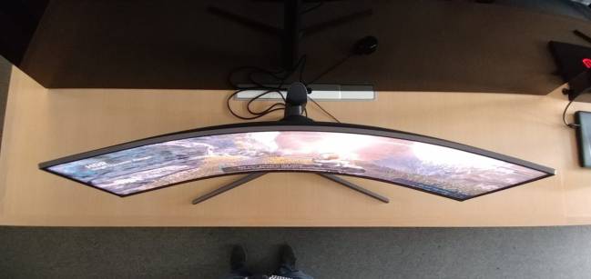 Samsung monitor CHG90 curvo alzado