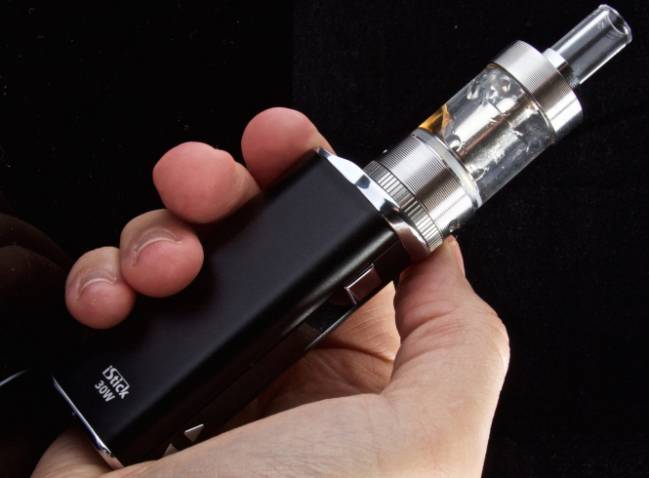 Un vapeador o cigarrillo electrónico