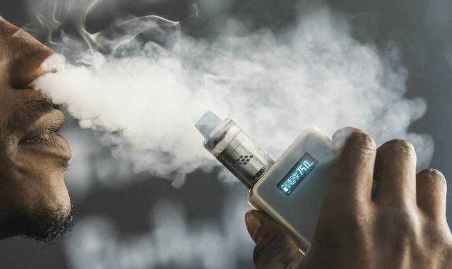 El humo de un vapeador contiene metales tóxicos