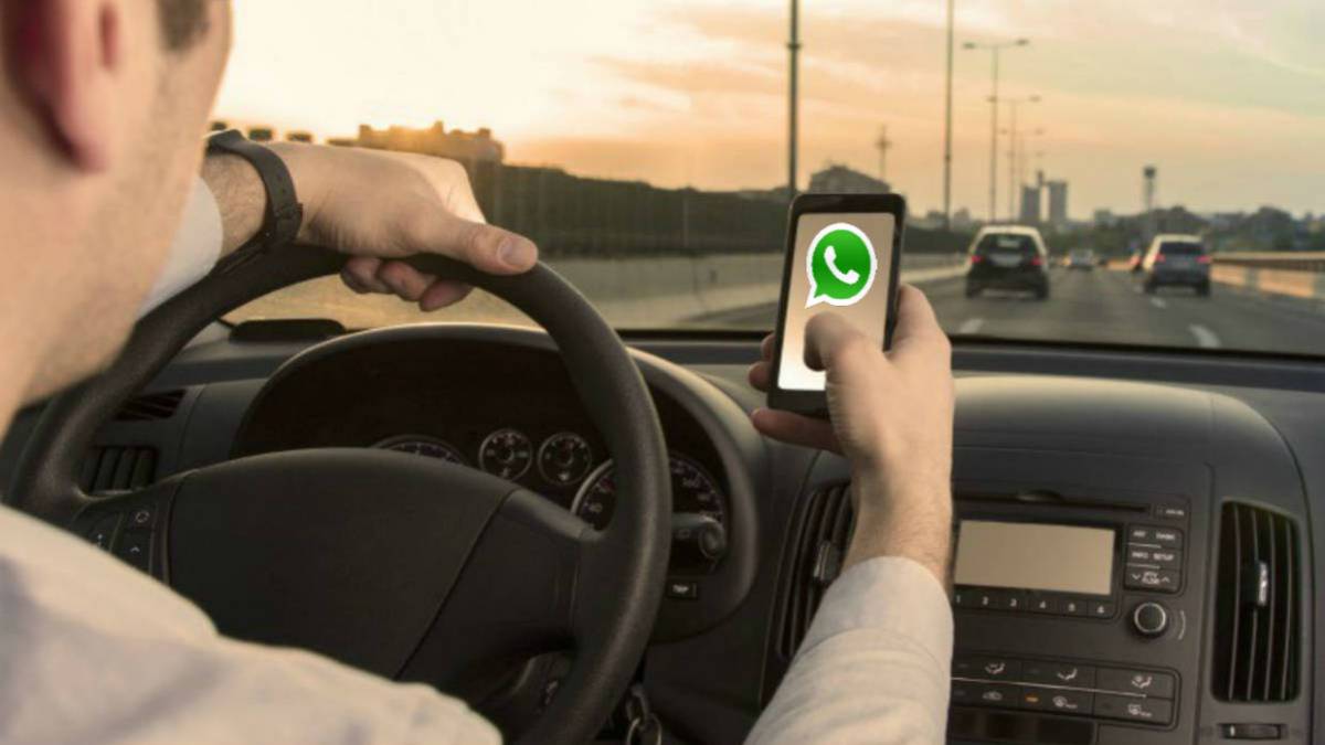 La DGT propone quitar 6 puntos de carné por usar WhatsApp conduciendo