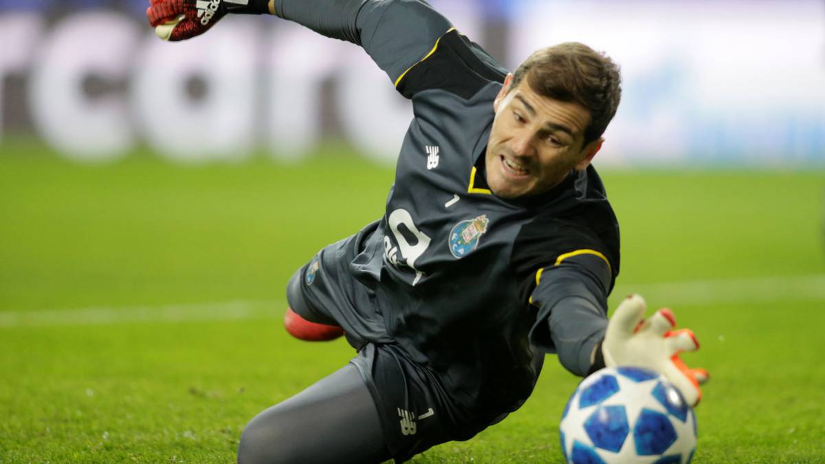 Iker Casillas presume de BlackBerry ante David Villa