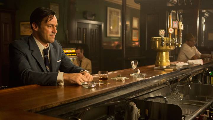 Fotograma de la serie Mad Men, con el protagonista bebiendo en un bar