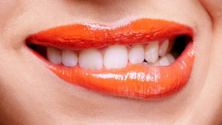 5 factores que están boicoteando el blanco de tus dientes