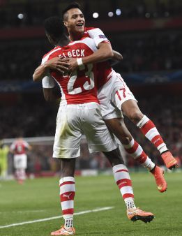 Arsenal revivió gracias a los inspirados Welbeck y Sánchez