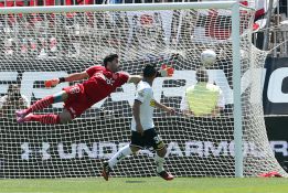 Colo Colo vence a la U, se acerca al liderato y amplía su racha