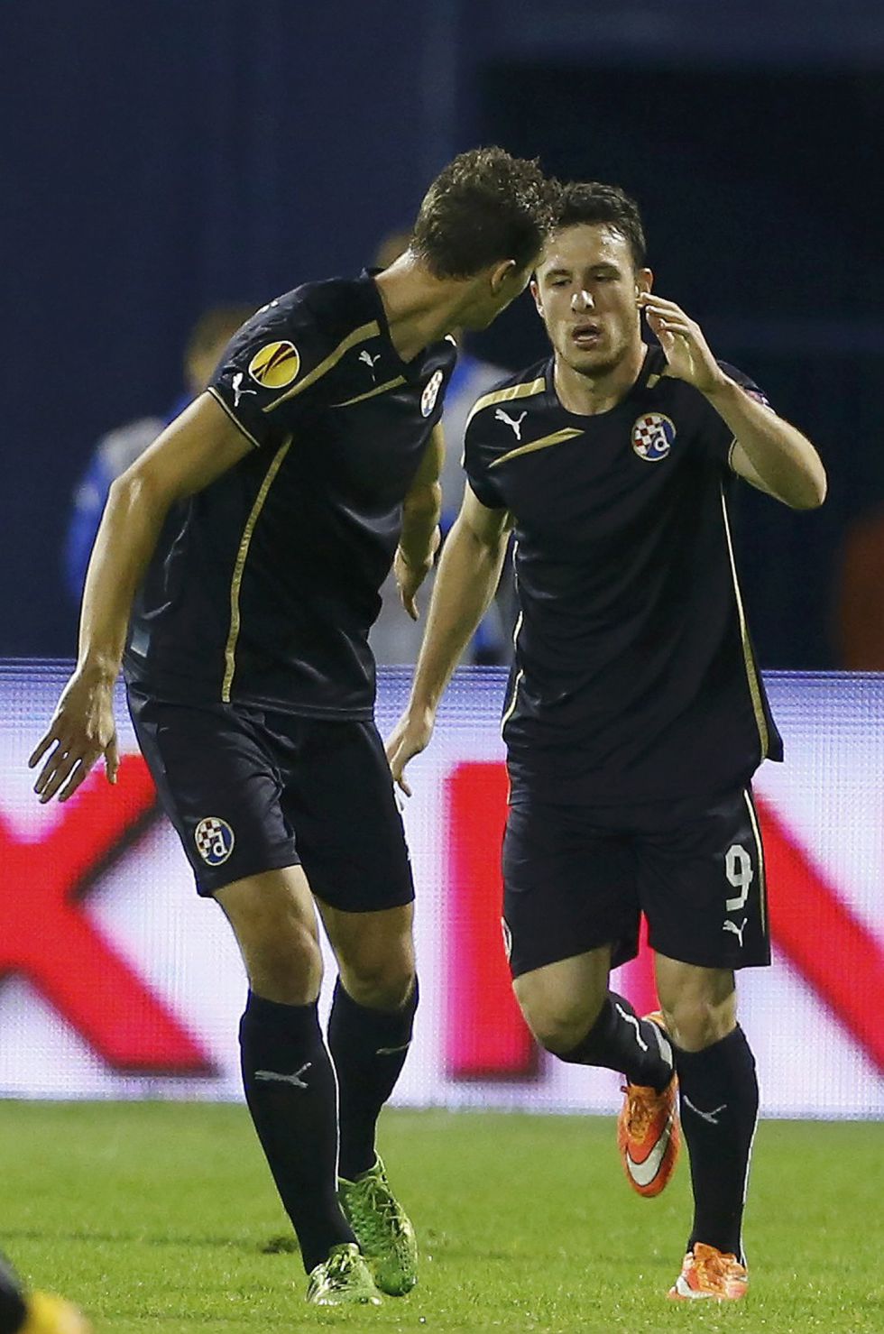 Henríquez anota pero Dinamo queda al borde del abismo