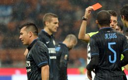 Medel es expulsado, y al Inter le empatan en el último minuto