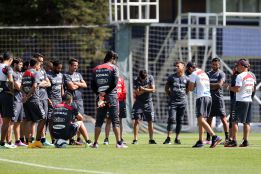 Plantel acuerda no responder públicamente por los premios