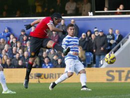 Manchester United liquidó
al Queen's de Isla y Vargas