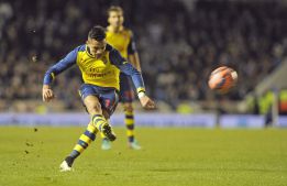 Alexis actuó al final en triunfo de Arsenal por la Copa FA