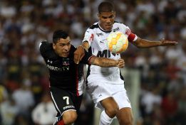 Paredes, Valdés y Beausejour en duda para jugar este domingo