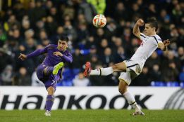 Fiorentina avanza, pero Fernández sufre un esguince