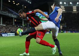 Isla podría volver en el duelo ante Arsenal de Sánchez