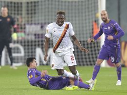 Pizarro se lesiona en empate que complica a la Fiorentina