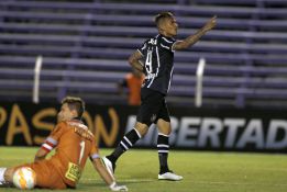 Danubio cae ante Corinthians y pone un pie fuera del torneo