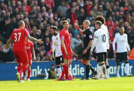 'Man-U' gana el clásico y amplía la presión sobre Chelsea