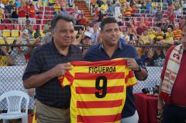 Elías Figueroa dio puntapié inicial a la NASL junto a Ronaldo