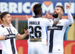 Parma con Jorquera se aferra a la Serie A con nuevo triunfo