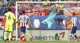 Claudio Bravo: "Queremos que sea el primero de tres títulos"