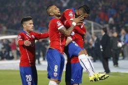 Chile saca la tarea en un complicado debut contra Ecuador