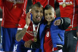 Problema médico de su hijo motivó salida de Vidal de la Roja