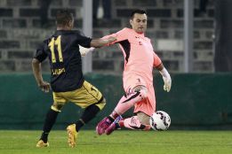 Lesiones persiguen a Colo Colo: Justo Villar debió abandonar