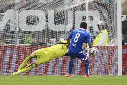 Villar es el quinto arquero albo que tapa un penal ante la U