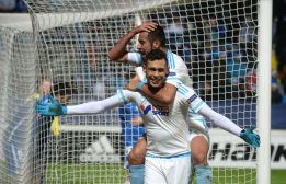 El Marsella de Isla cumple y avanza en la Europa League