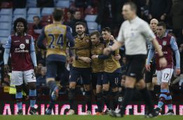Arsenal de Alexis mete presión a Leicester tras ganar de visita