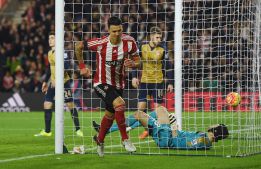 Arsenal pierde y desperdicia la chance de ser líder