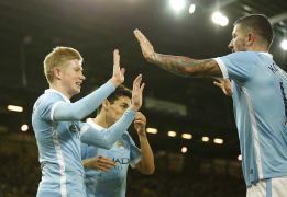 De Bruyne, Kolarov y Jesús Navas celebran un gol del Manchester City