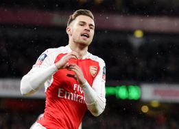Arsenal se deja empatar en la agonía pero mantiene la cima