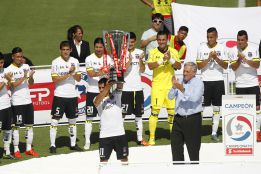Fierro levanta la copa del Apertura de Colo Colo