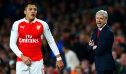 Alexis Sánchez y Arsene Wenger en el Arsenal vs Chelsea