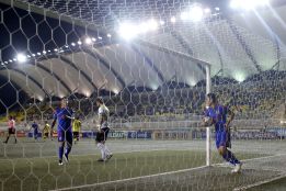 El jugador de Universidad de Chile, Gustavo Canales recoge el balón tras el gol