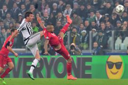 Arturo Vidal despeja ante Mandjukic en el Juventus vs Bayern de champions 2016