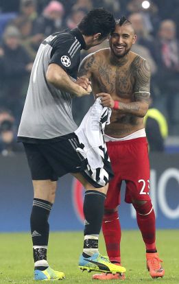 Arturo Vidal saluda a Buffon en el Juventus Turín Vs Bayern Munich de octavos de final de la Champions 2016